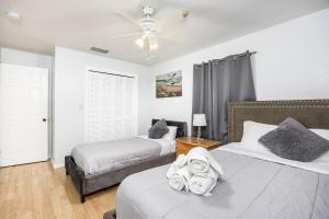 ein Schlafzimmer mit zwei Betten und einem Deckenventilator in der Unterkunft Sol Vacation in Largo + 36 Fotos