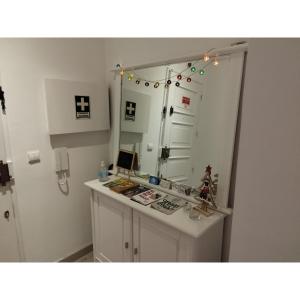 a bathroom with a large mirror and a sink at Vieiras House Quarto Solteiro in Barreiro +12 photos