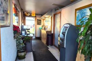 a restaurant hallway with a cash register and a parking meter at Motel Edgebrook Chicago North Shore By Oyo in Chicago