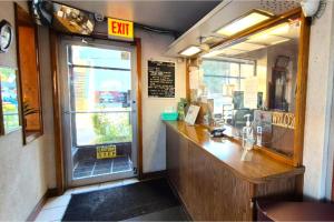 a restaurant with a bar with a exit sign on it at Motel Edgebrook Chicago North Shore By Oyo in Chicago
