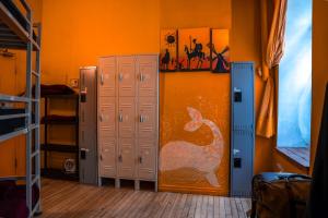 a room with two lockers and a dragon painted on the wall at Auberge Alternative in Montreal