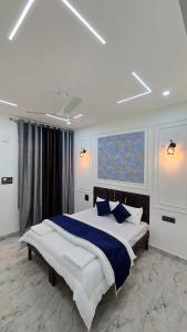 a large bedroom with a large bed with blue pillows at Velley inn hotel & resort in Barkot