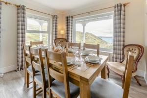 a dining room with a table and chairs and a window at 6 Bed in Mortehoe oc-hillcr in Mortehoe