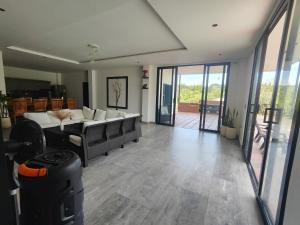a living room with a couch and a table at Finca La Casa de Pablo in Doradal