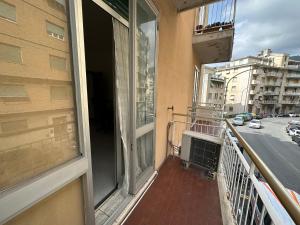 ein Wohnungsbalkon mit Blick auf eine Straße in der Unterkunft Double and Triple Rooms near Principe Station Shared Bathroom in Genua