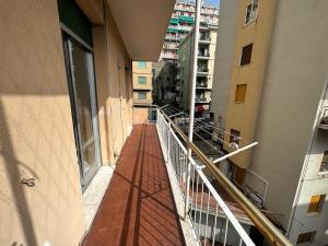ein leerer Balkon eines Gebäudes mit Geländer in der Unterkunft Double and Triple Rooms near Principe Station Shared Bathroom in Genua