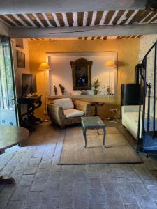 a living room with a couch and a table at Campagne Baudeloup in L'Isle-sur-la-Sorgue