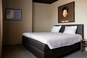 a bedroom with a large bed with a picture of a goose at Logementen Dokkum in Dokkum