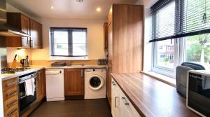 a kitchen with a washer and dryer in it at Spacious 4 Bedroom House, Old Town in Swindon