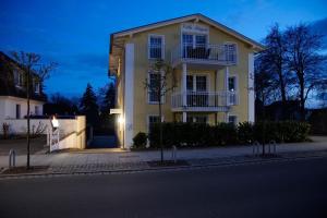 um edifício numa rua da cidade à noite em Villa Rügen em Ostseebad Sellin
