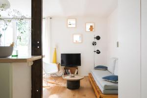 a living room with a couch and a tv at Malot 34 in Montreuil