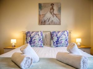 a bedroom with two beds with towels on them at Central Dingle Stay in Dingle