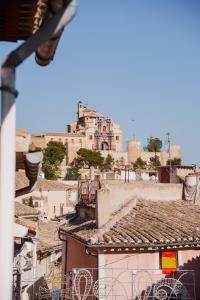 a view of a city with buildings and roofs at El Rinconcito de mi Alma in Caravaca de la Cruz