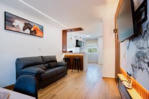 a living room with a couch and a kitchen at El Rinconcito de mi Alma in Caravaca de la Cruz +18 photos