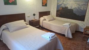 a hotel room with two beds and a painting on the wall at Pensiòn ISASA in Arnedo
