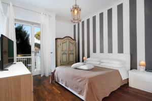 una camera con un letto a righe di Vanna Home a Sorrento