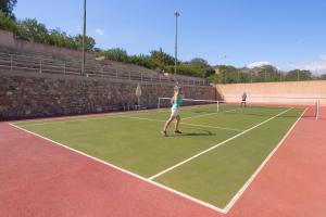 Facilități de tenis și/sau squash la sau în apropiere de Miramare Resort & Spa