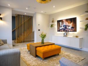 a living room with a couch and a table at Dingle Doorstep - Town Centre in Dingle