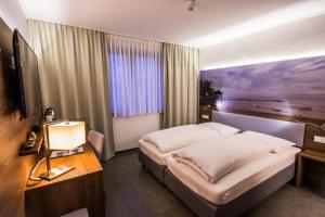 um quarto com uma cama com um quadro na parede em Hotel7Continents em Neutraubling