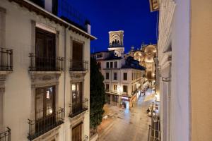 a view of a city street at night at Apartamentos El Marqués in Granada