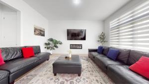 a living room with a couch and a coffee table at Modern-Detached 5 Bedroom100 Spotless-Sleeps 13 in Caledon East