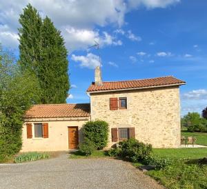 a stone house with a red roof at Gîte à la campagne in Secondigny