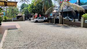 a street with a car parked next to a building at Thomson Kylas Rooms in Ettumānūr