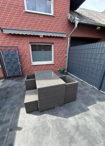 a table and chairs sitting in front of a brick building at Perfect for longer stays in Heinsberg +10 photos