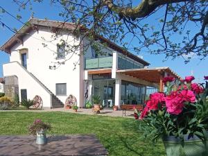 a house with pink flowers in front of it at Agriturismo Casale Lisalola in Sutri