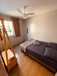 a bedroom with a bed and a ceiling fan at Apt 404 BL 6 entrada de londrina in Cambé