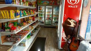 Supermarket nebo jiné obchody v  hostelu nebo okolí