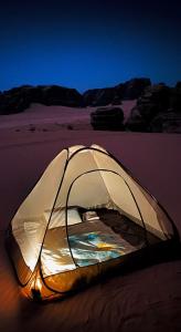 a tent in the middle of the desert at Leen Luxury Camp in Disah