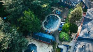 an overhead view of a swimming pool with cars parked around it at Hotel Termas de San Luis in Pucón