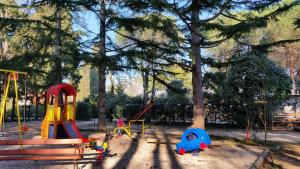 park z placem zabaw z drzewami i zabawkami w obiekcie Holiday Park Mimoza w mieście Bašanija