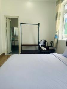 a bedroom with a large bed and a mirror at villa danisa hoa in Khu Chi Lăng +1 photo