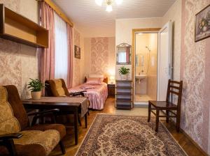 a small room with a bed and a table at TA-mari in Ureki