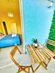 a table and chairs and a bed in a room at a casa rà Palumma Rooms in Avola
