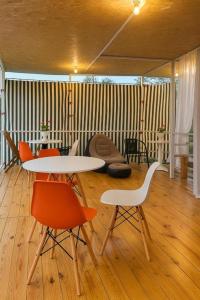 a living room with a table and chairs at TA-mari in Ureki