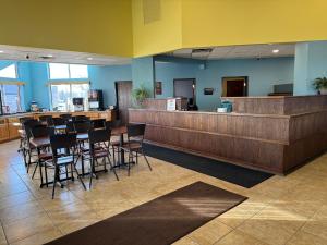 a restaurant with a bar with chairs and a counter at Days Inn by Wyndham Sault Ste Marie MI in Sault Ste. Marie
