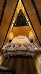 a bedroom with a large bed in a attic at Cabaña Nivura in Palmira