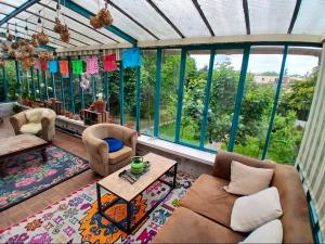 a living room with a lot of windows at Cyrus House - maison complète 90m2 in Le Mans
