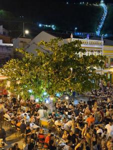 a crowd of people sitting at tables in a crowd at Pousada Refúgio Do Cangaço in Piranhas