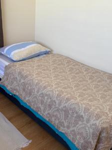 a small bed in a room with a mattress at Casa de Melinka in Mejillones