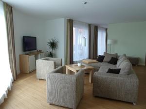 ein Wohnzimmer mit einem Sofa und 2 Stühlen in der Unterkunft Hotel Goor und Apartmenthaus in Lauterbach