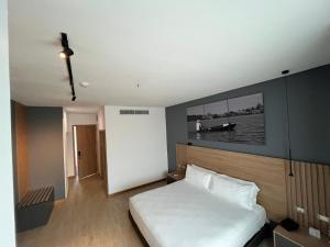 a bedroom with a bed and a picture on the wall at Hotel San Silvestre in Barrancabermeja +9 photos