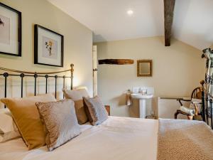 a bedroom with a bed and a sink at 2 Bed in Wincle oc-pk298 in Windley