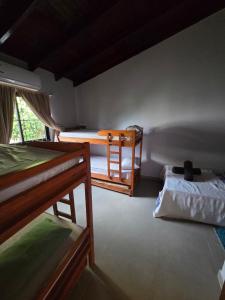 a bedroom with two bunk beds in a room at Alojamiento LA PERSEA in Encarnación