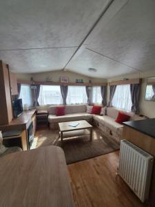 ein Wohnzimmer mit Sofa und Tisch in der Unterkunft Number34 in Drummore