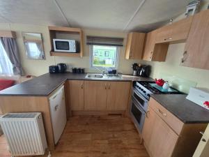 eine Küche mit Spüle und Herd Oberer Backofen in der Unterkunft Number34 in Drummore