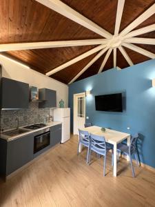 a kitchen and dining room with a table and chairs at Soleada Club in Campofelice di Roccella